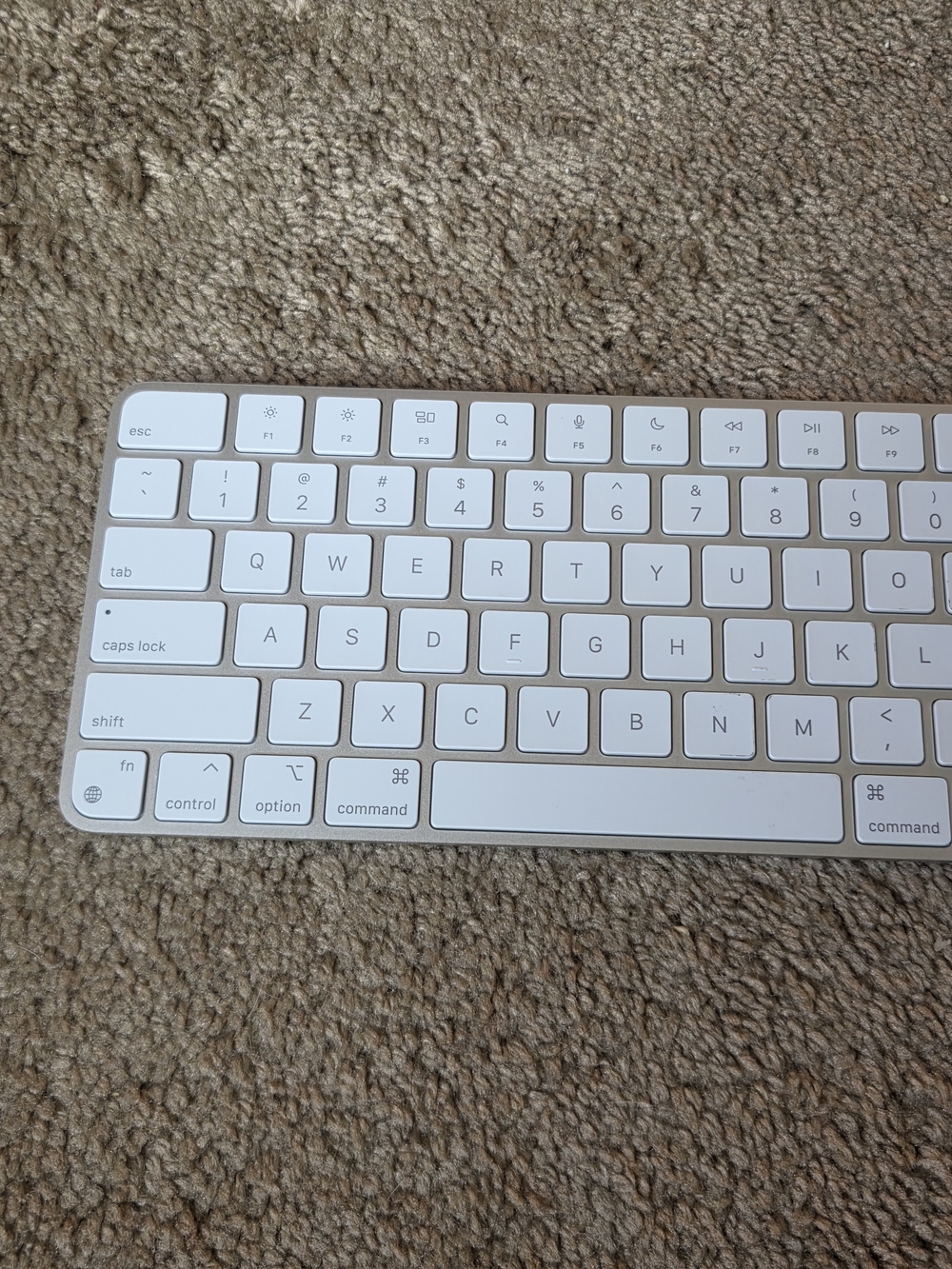 Apple Magic W/ Bluetooth Compact Keyboard - Picture 3 of 8